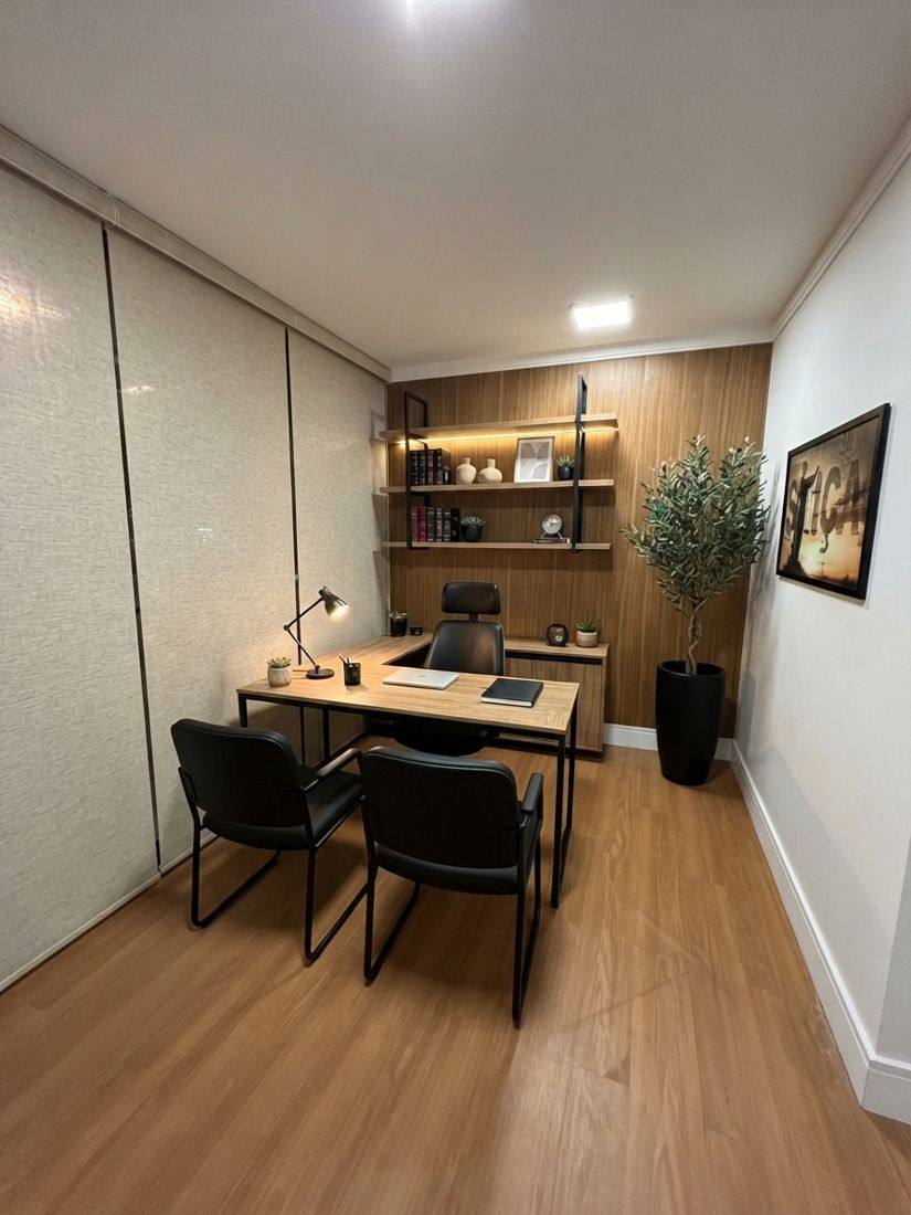 Sala de atendimento com mesa e estante iluminada